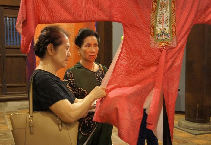 Người dân tìm hiểu sản phẩm the lụa La Khê.