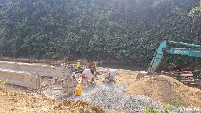Để cải thiện tình trạng khó khăn về đường giao thông thôn, bản, hiện nay, tại bản Xốp Kho đang được Nhà nước đầu tư xây dựng 1 cây cầu cứng. Ảnh: Hoài Thu
