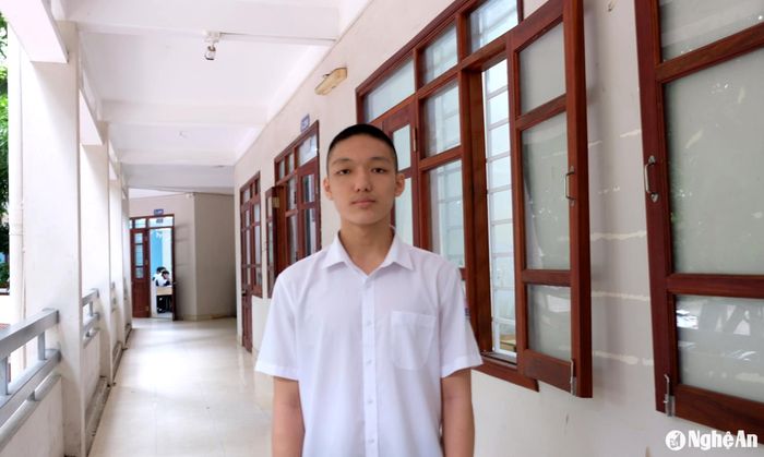 Em Phan Minh Kiệt - lớp 12, Trường THPT chuyên Đại học Vinh, giải Nhì học sinh giỏi tỉnh lớp 12 môn Toán. Ảnh: Mỹ Hà