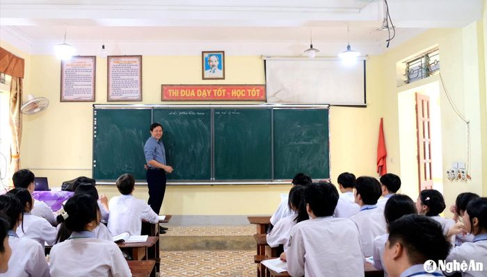 Tiết học của thầy giáo Ngô Sỹ Thắng và học sinh lớp 12, Trường THPT Bắc Yên Thành. Ảnh: Mỹ Hà