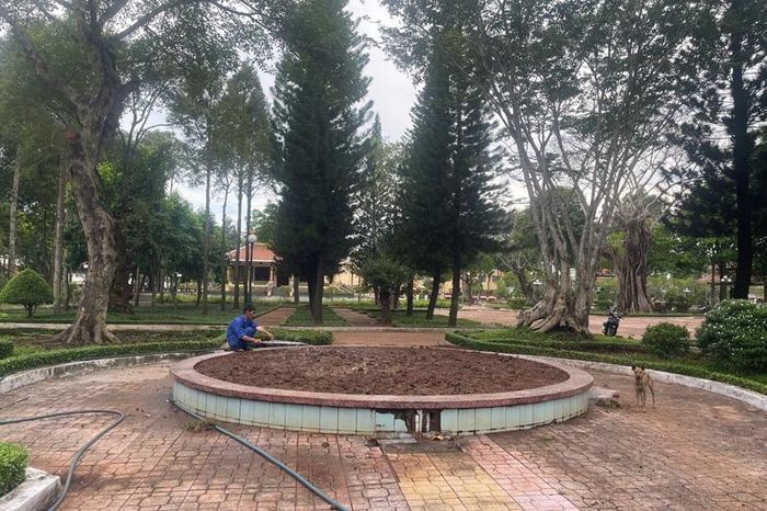 Người đàn ông đang tiến hành làm bồn hoa mới tại công viên tượng đài. (Ảnh: Xuân An)