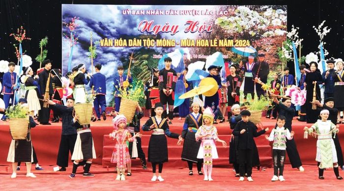 Rực rỡ sắc màu trang phục truyền thống của đồng bào dân tộc Mông.
