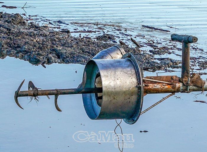  Để cải tạo đất bùn trong vuông nuôi, nông dân đã chế tạo ra chiếc mũi khoan để khoan hút bùn rất độc đáo.