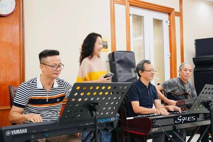 Nhạc sĩ Giáng Son trong vai trò giám đốc âm nhạc, tập luyện cùng các nghệ sĩ cho đêm diễn