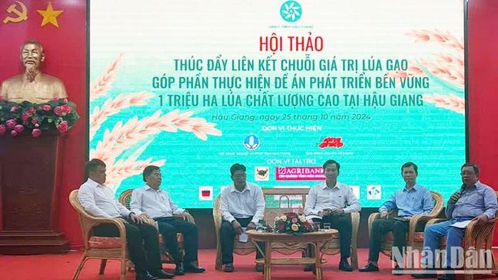 Các diễn giả đại diện cho mối liên kết "4 nhà" trao đổi, thảo luận về vấn đề “Liên kết chuỗi giá trị lúa gạo".