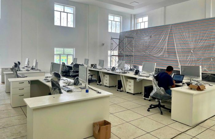 Đơn vị thi công đang lắp đặt vận hành hệ thống máy móc tại trạm thu phí. Ảnh: Trân Châu