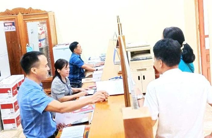 Bộ phận một cửa xã Đỉnh Sơn (Anh Sơn) đảm bảo phục vụ tốt nhất cho công dân đến đăng ký giải quyết các TTHC. Ảnh: PV