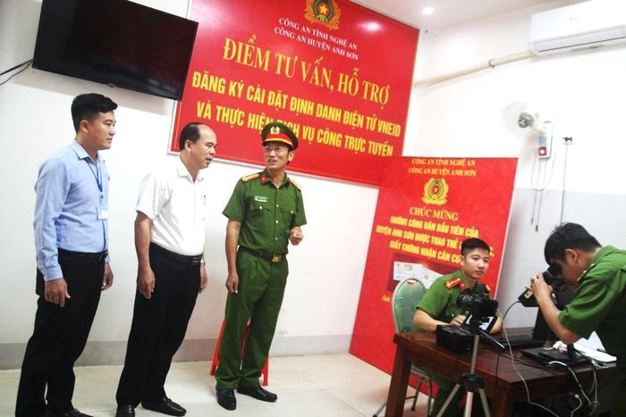 Lãnh đạo huyện Anh Sơn kiểm tra điểm tư vấn, hỗ trợ đăng ký cài đặt định danh điện tử VNEID và thực hiện dịch vụ công trực tuyến tại Công an huyện Anh Sơn. Ảnh: PV
