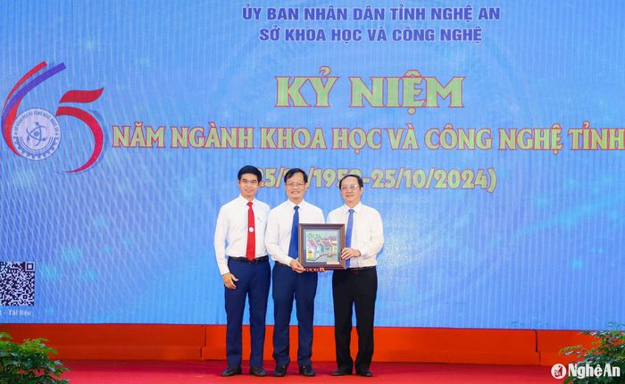 Đồng chí Huỳnh Thành Đạt - Bộ trưởng Bộ Khoa học và Công nghệ trao tặng quà cho Sở Khoa và Công nghệ tỉnh Nghệ An. Ảnh: Phạm Bằng