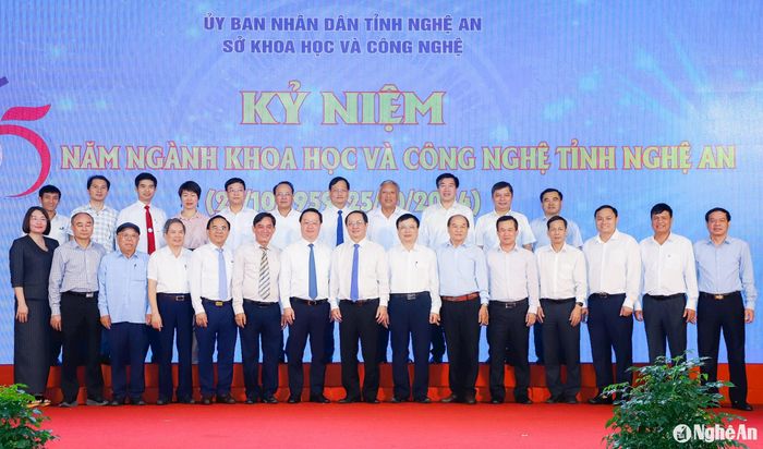 Lãnh đạo Bộ Khoa học và Công nghệ, lãnh đạo tỉnh Nghệ An chụp ảnh lưu niệm với các đại biểu tham dự lễ kỷ niệm. Ảnh: Phạm Bằng
