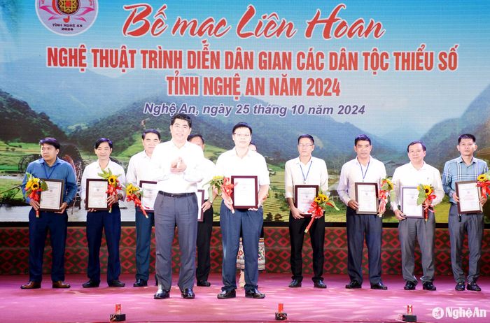 Đồng chí Vi Văn Sơn - Trưởng Ban Dân tộc tỉnh trao giải Nhất cho Đoàn nghệ thuật quần chúng huyện Quế Phong. Ảnh: Công Kiên
