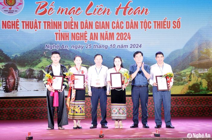 Đại diện Ban Tổ chức trao giải A cho các tiết mục xuất sắc. Ảnh: Công Kiên