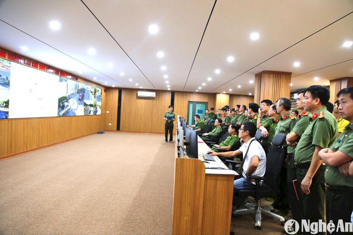 Lãnh đạo Công an tỉnh; đại diện lãnh đạo Công an các phòng nghiệp vụ Công an tỉnh tham dự nghiệm thu kỹ thuật hệ thống giám sát an ninh. Ảnh: Cao Loan