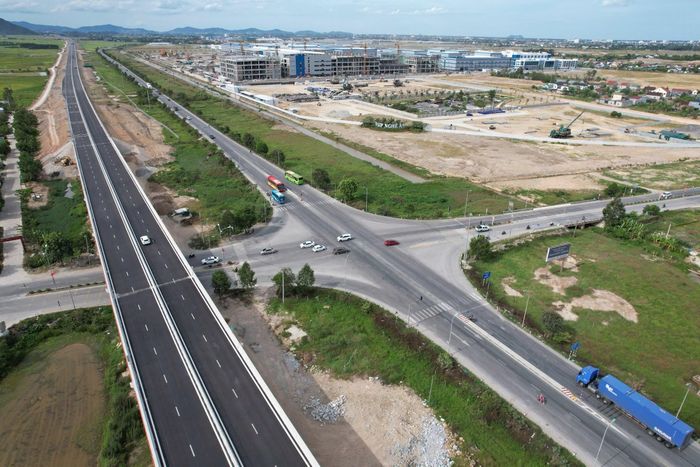 Cao tốc Diễn Châu - Bãi Vọt đoạn qua Hưng Nguyên. Ảnh: Trân Châu