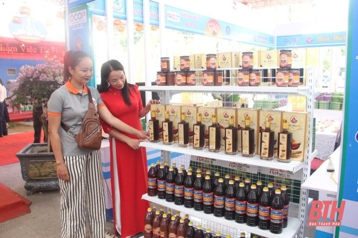 Hàng hóa chế biến từ hải sản của các địa phương ven biển được giới thiệu.