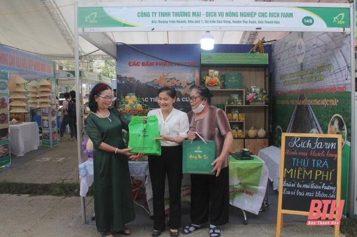Nhiều người cao tuổi lựa chọn sản phẩm trà từ tâm sen được sản xuất ở huyện Thọ Xuân.
