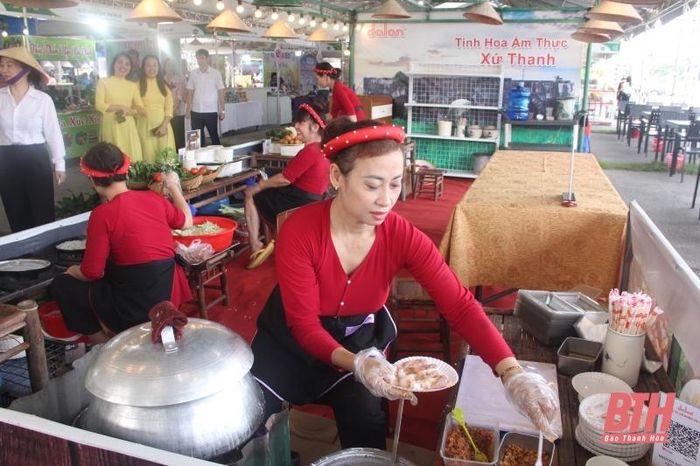 Các quầy giới thiệu đặc trưng ẩm thực của các vùng miền xứ Thanh tạo ấn tượng mạnh.
