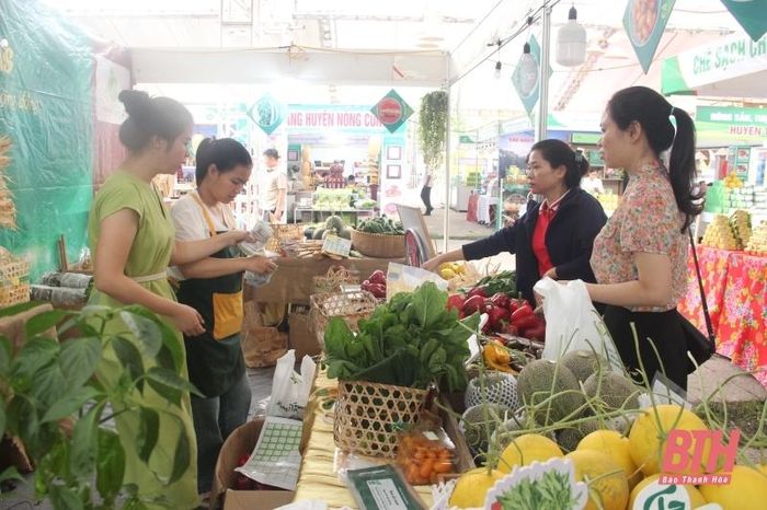 Các loại nông sản đóng hộp, sấy khô và rau, củ, quả tươi vừa thu hái cũng được giới thiệu, bày bán.