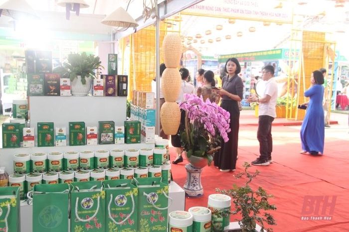 Đông đảo khách hàng quan tâm, tham quan các gian hàng để tìm hiểu về các sản phẩm.