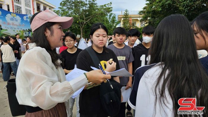 Giới thiệu việc làm cho học sinh Trường THPT Bắc Yên.
