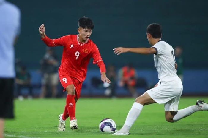 Năng lực chuyên môn mà U17 Việt Nam thể hiện ở trận gặp U17 Kyrgyzstan tại vòng loại VCK U17 châu Á 2025 khiến nhiều người hâm mộ cảm thấy lo ngại. Ảnh: Kim Như