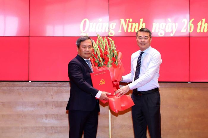 Trưởng Ban Tổ chức Trung ương Lê Minh Hưng trao quyết định, tặng hoa chúc mừng tân Bí thư Tỉnh ủy Quảng Ninh Vũ Đại Thắng. Ảnh: H.D