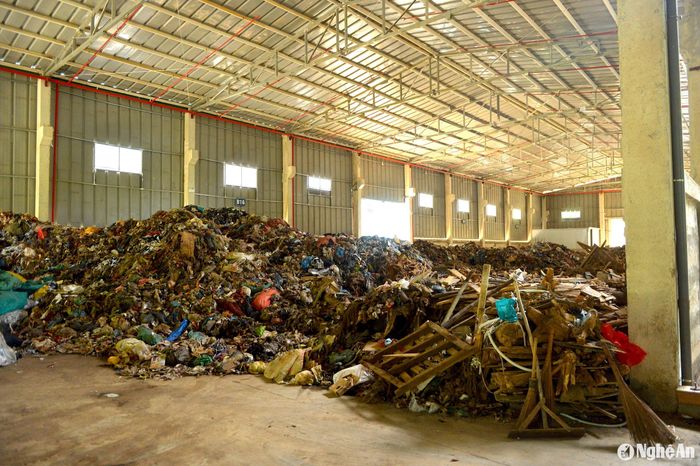 Rác thải được đưa vào vận hành chạy thử nghiệm. Ảnh: Văn Trường