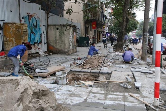 Công nhân lát đá vỉa hè tại Liễu Giai (quận Ba Đình, Hà Nội). Ảnh tư liệu/minh họa: Minh Nghĩa/TTXVN