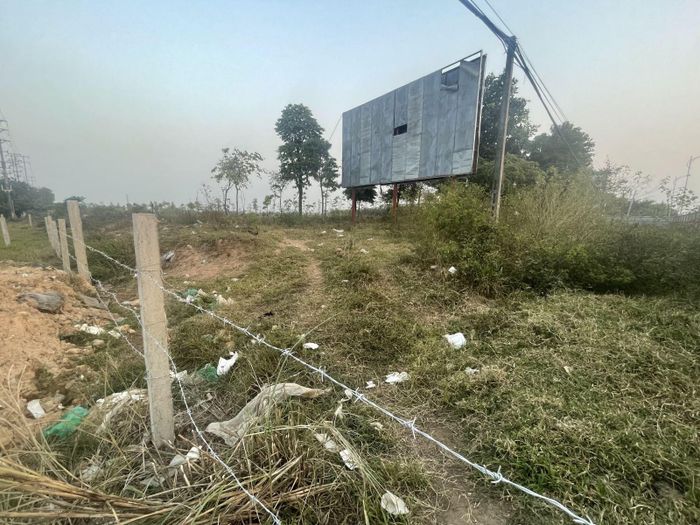 Hàng loạt dự án có quy mô lớn trên địa bàn huyện Mê Linh (Hà Nội) bị bỏ hoang, chưa thực sự khởi động xây dựng sau nhiều năm được giao đất, gây lãng phí tài nguyên đất đai. Ảnh: Mạnh Khánh/TTXVN.