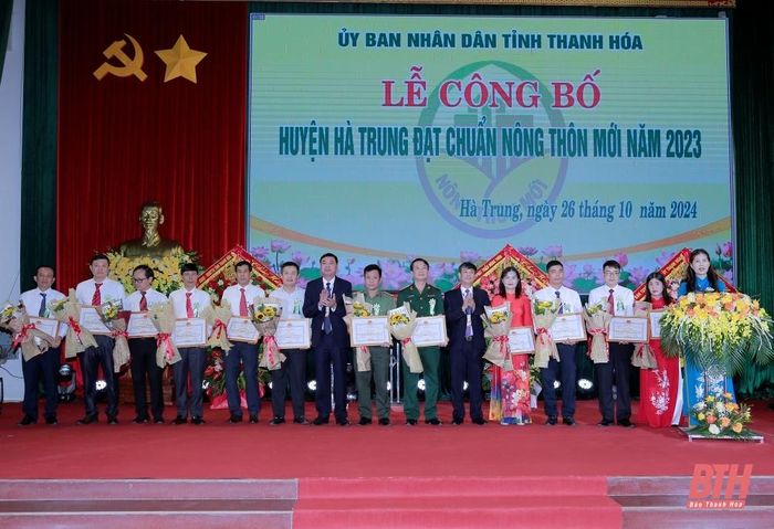Lãnh đạo huyện Hà Trung trao Giấy khen cho các tập thể, cá nhân có thành tích xuất sắc trong phong trào thi đua xây dựng huyện Hà Trung đạt huyện nông thôn mới.
