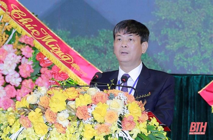 Chủ tịch UBND huyện Hà Trung Nguyễn Ngọc Thức báo cáo tại buổi lễ.