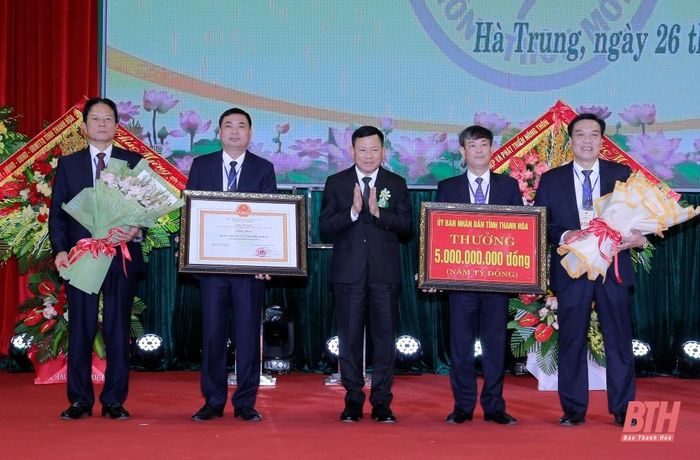 Thừa ủy quyền của Thủ tướng Chính phủ, Phó Chủ tịch Thường trực UBND tỉnh Nguyễn Văn Thi trao Bằng của Thủ tướng Chính phủ công nhận huyện Hà Trung đạt chuẩn NTM năm 2023.