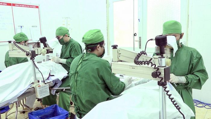 Bệnh nhân được phẫu thuật mắt 