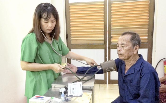 Bệnh nhân được đo huyết áp trước khi phẫu thuật mắt