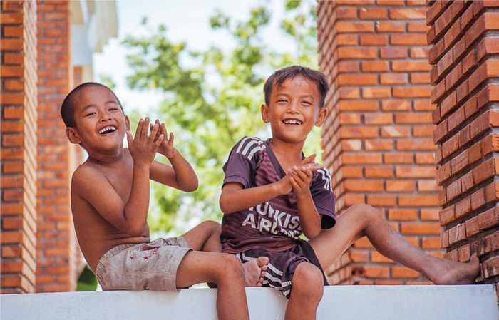 Nụ cười trẻ thơ nơi tháp Chăm.