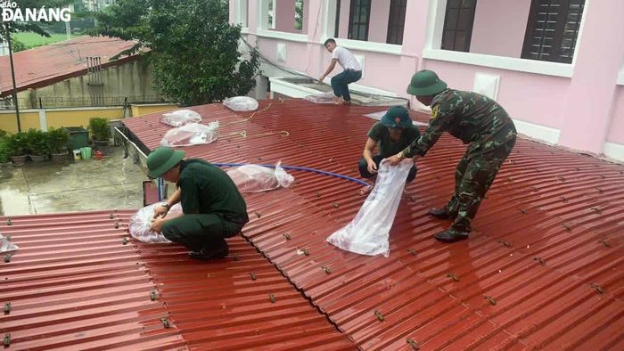 Lực lượng vũ trang thành phố chủ động tổ chức chằng chống nhà cửa.