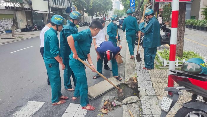 Lực lượng dân quân phường Phước Ninh (quận Hải Châu) ra quân nạo vét, khơi thông các cửa thu nước bị tắc nghẽn để phòng mưa lớn gây ngập úng đô thị.