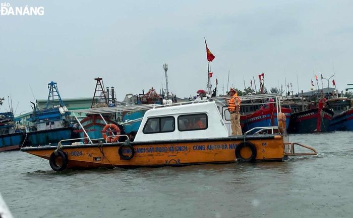 Lực lượng Cảnh sát giao thông, PCCC và CNCH (Công an thành phố) thường xuyên tuần tra, nhắc nhở, hướng dẫn tàu thuyền chú ý các biện pháp bảo đảm an toàn.