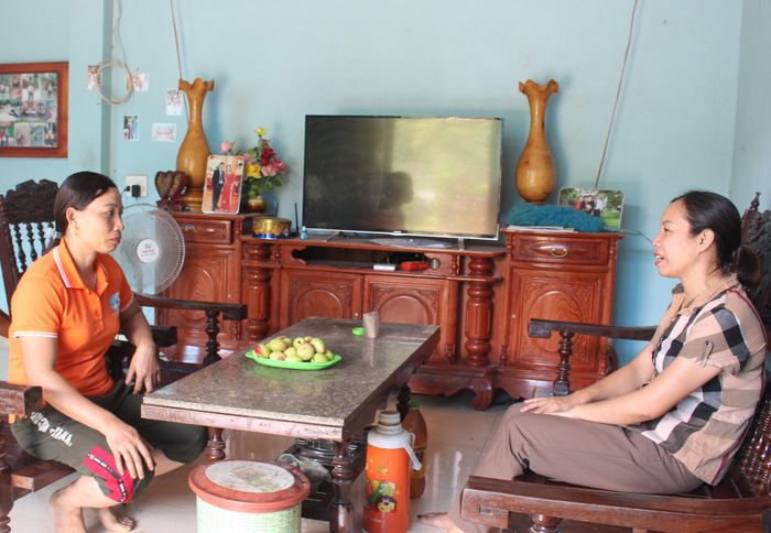  Chị Bàn Thị Quý (trái ảnh), Chi hội trưởng Chi hội Phụ nữ thôn Trà Chẩu thông tin tình hình hoạt động của Tổ truyền thông cộng đồng và Câu lạc bộ Thủ lĩnh của sự thay đổi với Chủ tịch Hội Phụ nữ xã. 
