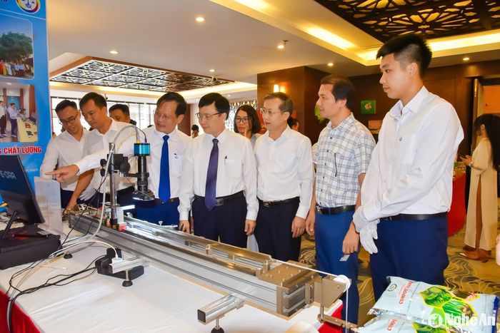Các đại biểu tham quan mô hình các dự án tham dự Cuộc thi Khởi nghiệp đổi mới sáng tạo năm 2024. Ảnh: TL