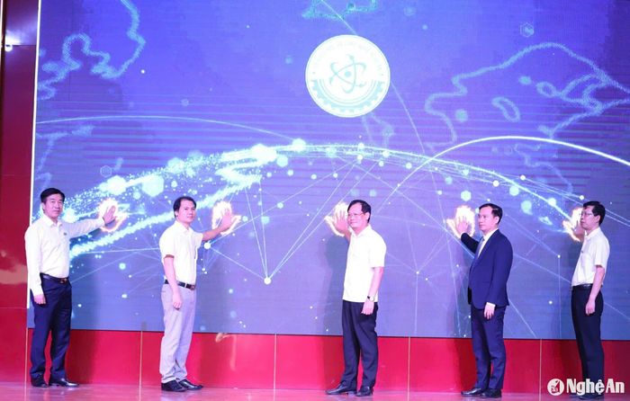 Các đồng chí đại diện các đơn vị Bộ Khoa học và Công nghệ, Sở Khoa học và Công nghệ Nghệ An và lãnh đạo các trường đại học, cao đẳng trên địa bàn tỉnh thực hiện nghi thức khai mạc Ngày hội Khởi nghiệp đổi mới sáng tạo tỉnh Nghệ An mở rộng năm 2024. Ảnh: TL