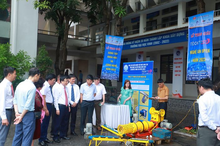 Lãnh đạo tỉnh và Sở KH&amp;CN tham quan các sản phẩm tham dự Ngày hội Khởi nghiệp đổi mới sáng tạo tỉnh Nghệ An năm 2023.