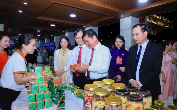 Các đồng chí lãnh đạo tỉnh thăm gian hàng trưng bày các sản phẩm khởi nghiệp đổi mới sáng tạo năm 2023. Ảnh: Thành Duy