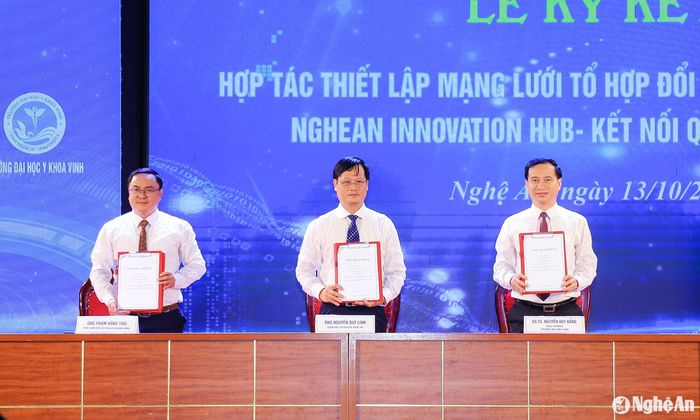Lãnh đạo Sở Khoa học và Công nghệ tỉnh Nghệ An, mạng lưới VietNam Innovation hub và Trường Đại học Vinh đã ký kết hợp tác thiết lập mạng lưới tổ hợp đổi mới sáng tạo Nghệ An. Ảnh: Thành Duy