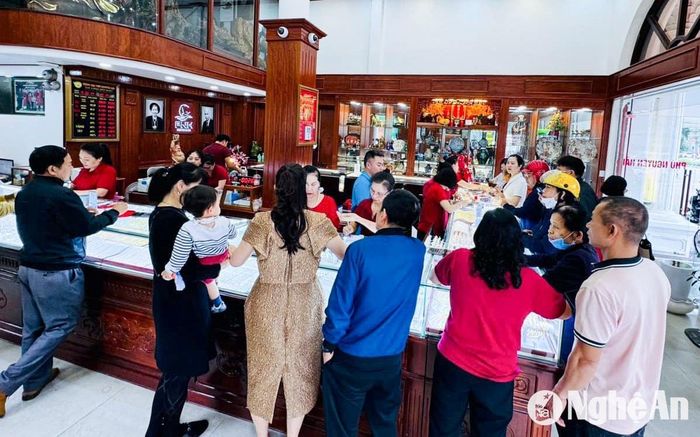 Không khí giao dịch tại các tiệm vàng khá sôi động song rất ít người bán vàng thời điểm này. Ảnh: T.P