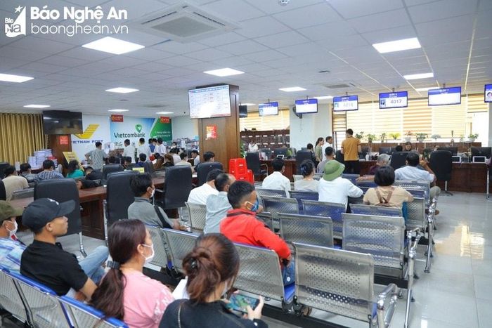 Người dân chờ làm thủ tục hành chính tại Trung tâm Phục vụ hành chính công tỉnh. Ảnh tư liệu: Nguyên Nguyên