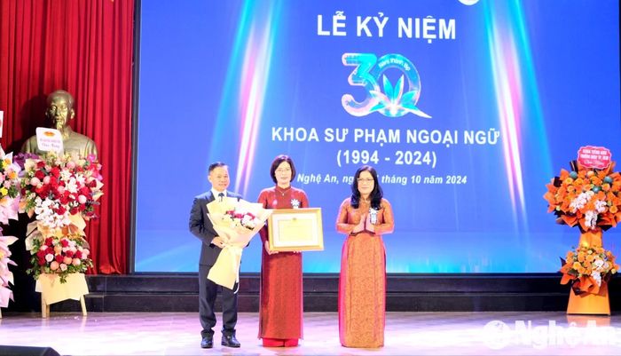 Thứ trưởng Bộ Giáo dục và Đào tạo tặng Bằng khen của Bộ Giáo dục và Đào tạo cho tập thể Khoa Sư phạm Ngoại ngữ. Ảnh: Mỹ Hà