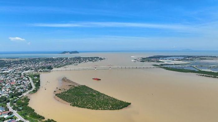 Dòng sông Lam, cầu Cửa Hội nhìn từ phía trước Đền Chính Vị.