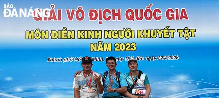 Anh Quyền cùng đồng đội nhận giải thưởng ở môn điền kinh.