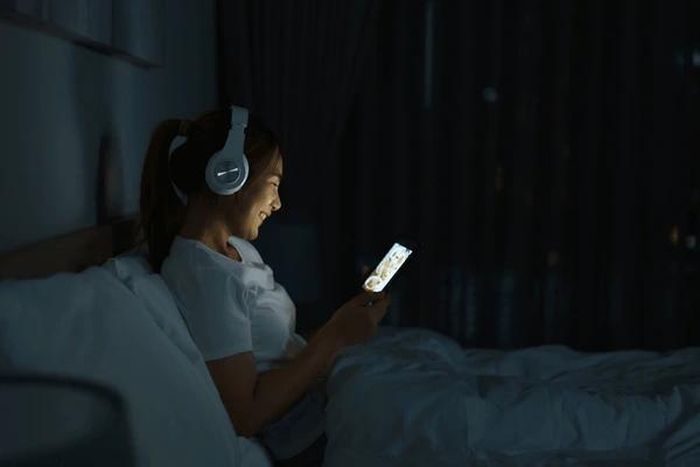 Ánh sáng xanh có thể phá hỏng giấc ngủ cũng như dẫn đến nguy cơ mắc bệnh tim mạch, béo phì... Ảnh: Pexels. 